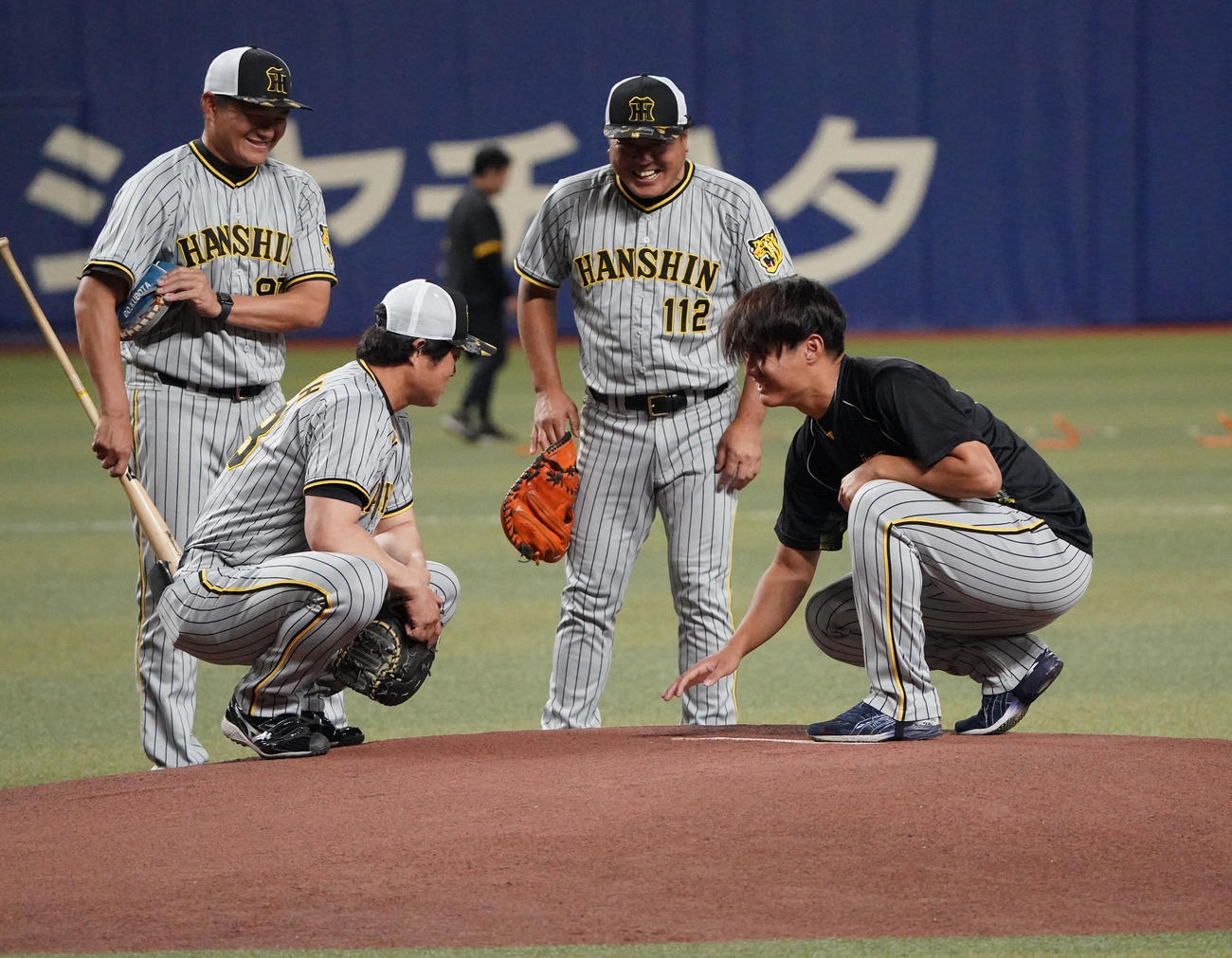 中日対阪神　試合前、マウンドを確かめる（前・左から）安藤投手コーチと西純（撮影・森本幸一）