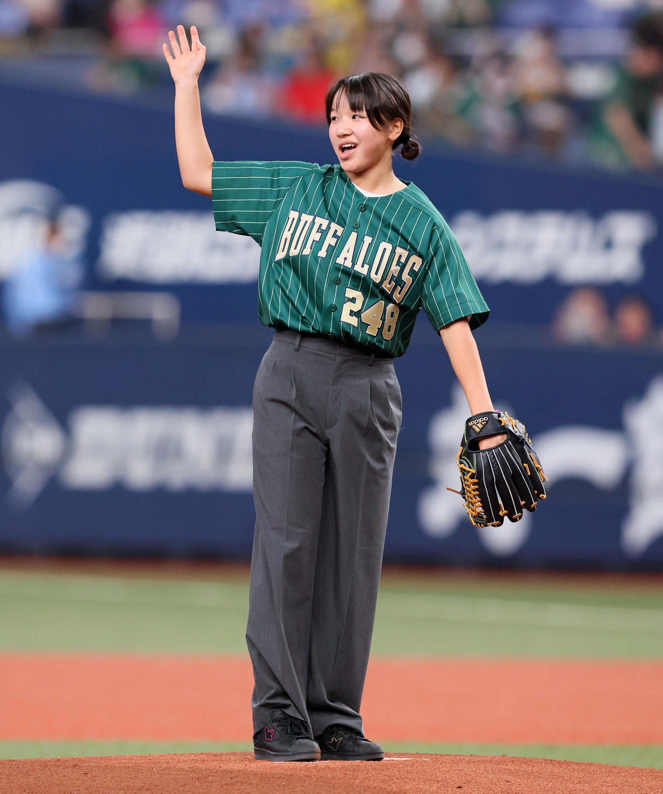 オリックス対楽天　特別始球式を行った西矢椛（撮影・加藤哉）