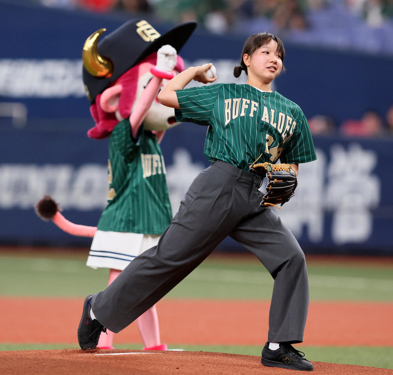 オリックス対楽天　特別始球式を行った西矢椛（撮影・加藤哉）