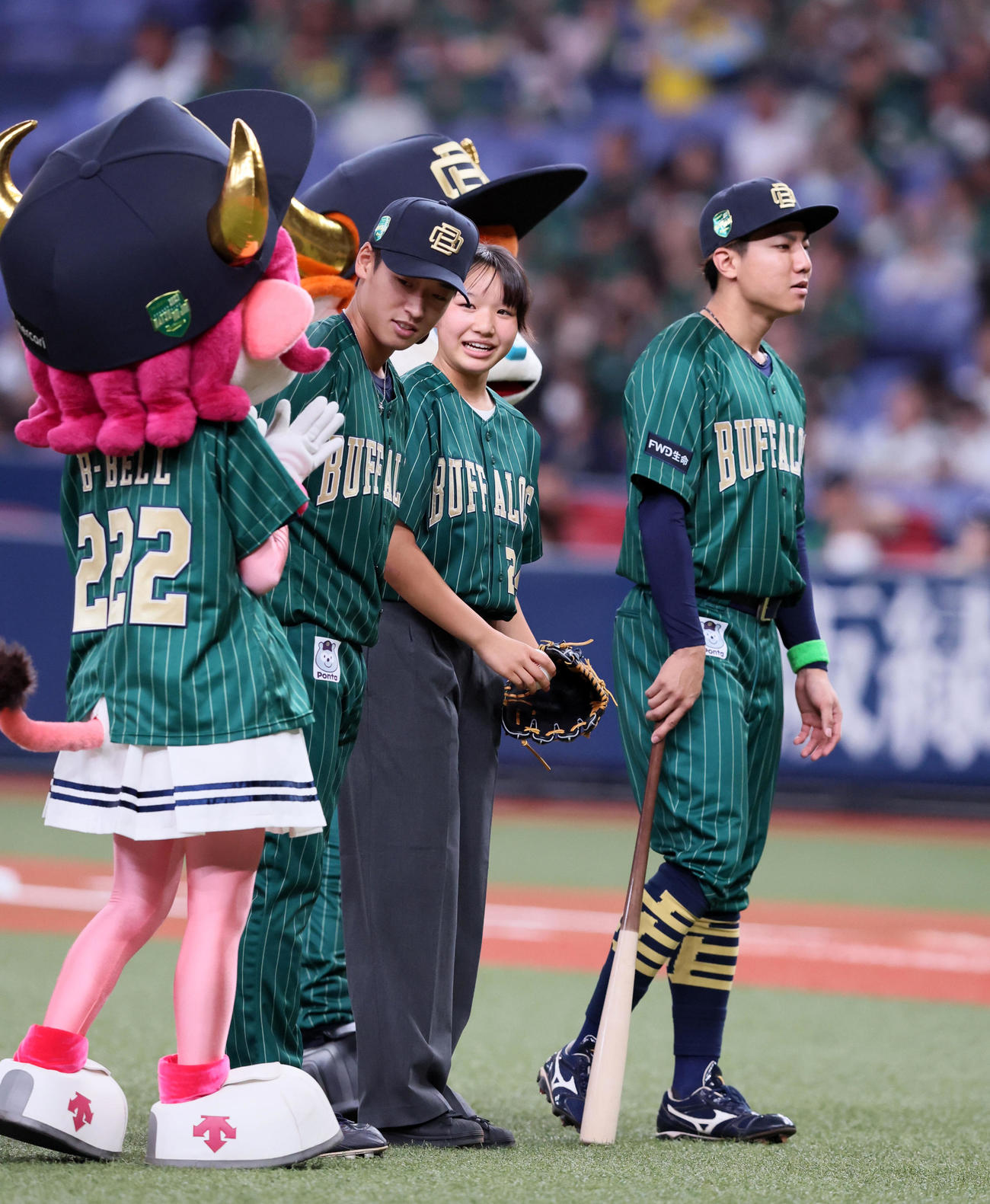 オリックス対楽天　特別始球式を行った西矢椛（撮影・加藤哉）