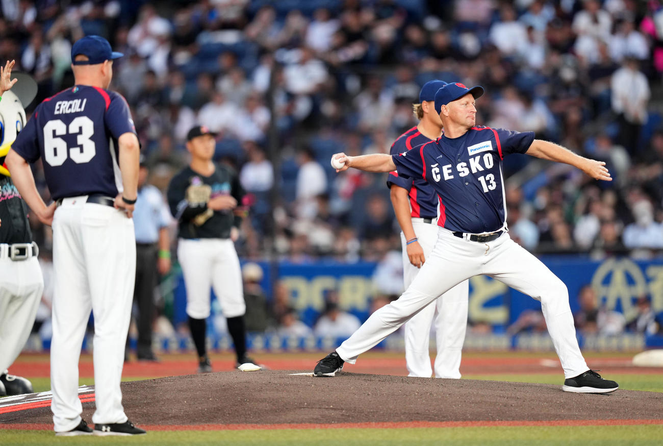 ロッテ対日本ハム　始球式をするパベル・ハジム監督（右）らWBCチェコ代表の選手たち（撮影・横山健太）