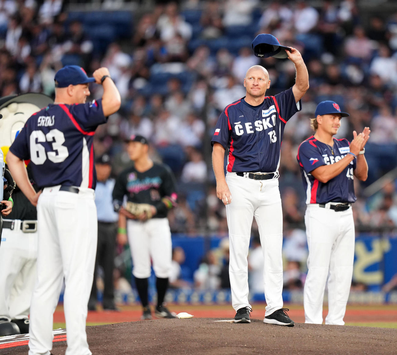ロッテ対日本ハム　始球式に登場したパベル・ハジム監督（中央）らWBCチェコ代表の選手たち（撮影・横山健太）