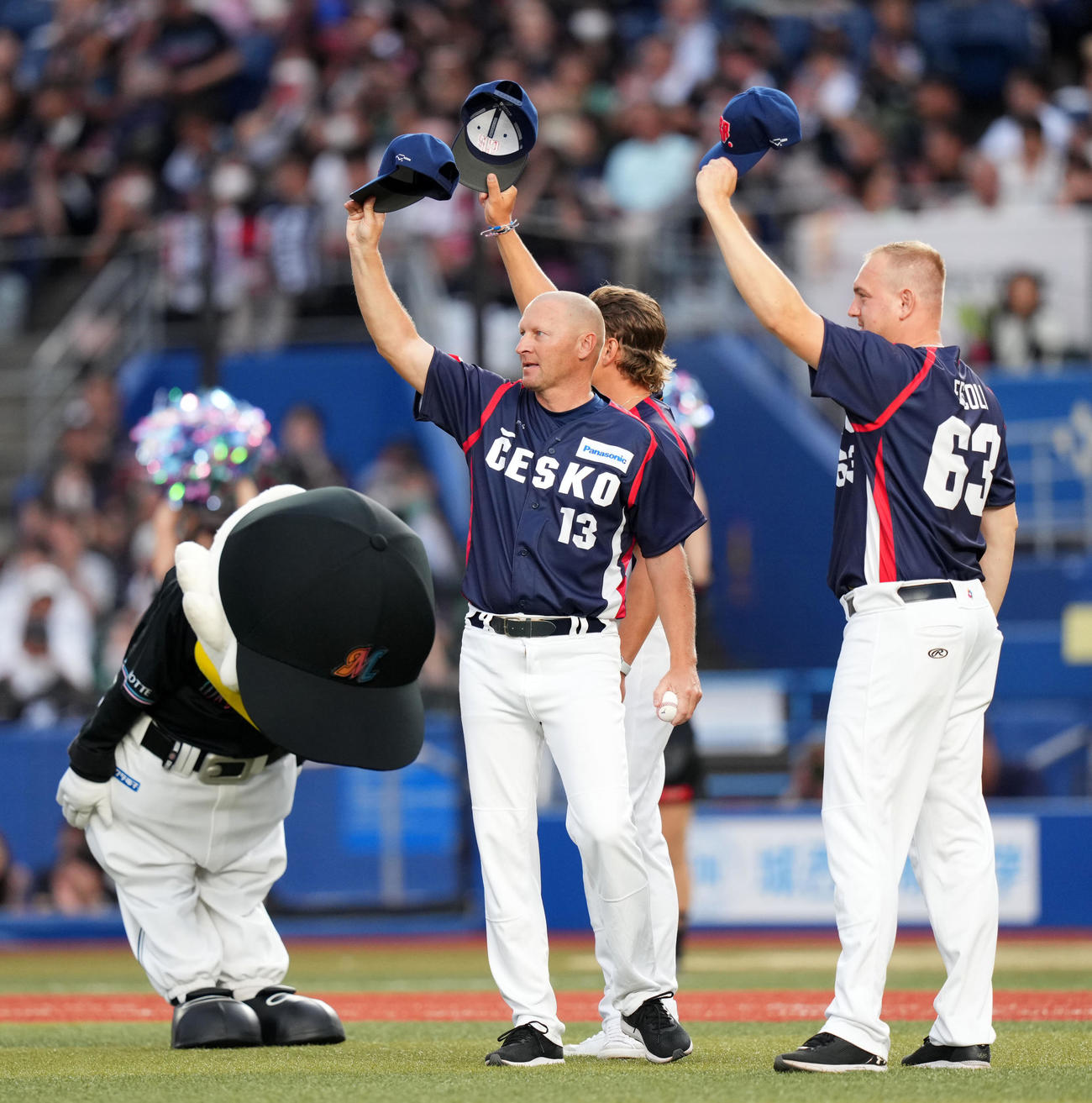 ロッテ対日本ハム　始球式に登場したパベル・ハジム監督（中央）らWBCチェコ代表の選手たち（撮影・横山健太）