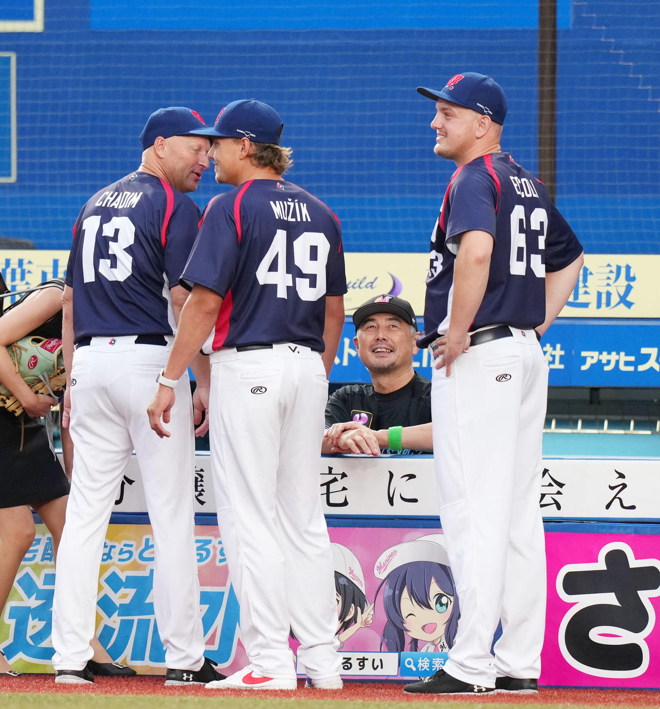 ロッテ対日本ハム　WBCチェコ代表の選手たちと言葉を交わすロッテ吉井監督（右から2人目）（撮影・横山健太）