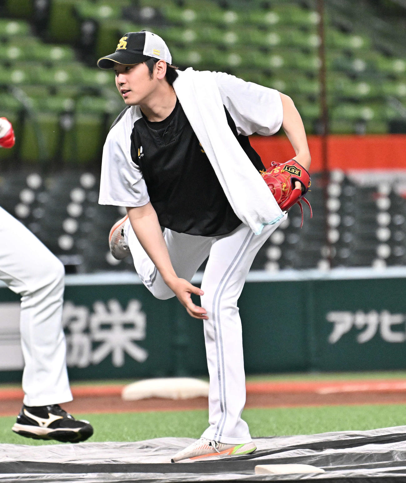 西武対ソフトバンク　試合前練習でベルーナドームのマウンドを確認するソフトバンク石川（撮影・滝沢徹郎）
