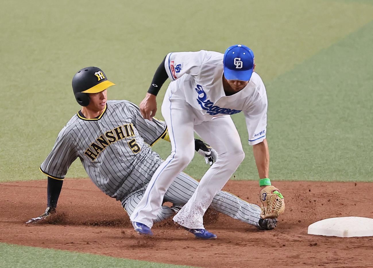 中日対阪神　3回表阪神1死二塁、近本は右翼線へ同点適時二塁打を放つ（撮影・上田博志）
