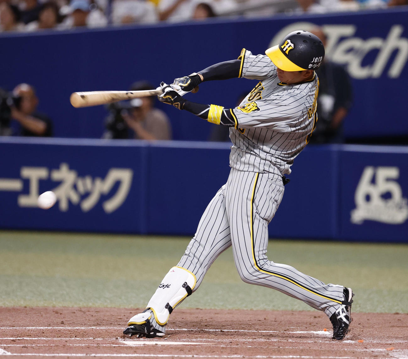 中日対阪神　3回表阪神1死二塁、近本が右翼線に適時二塁打を放つ（撮影・藤尾明華）