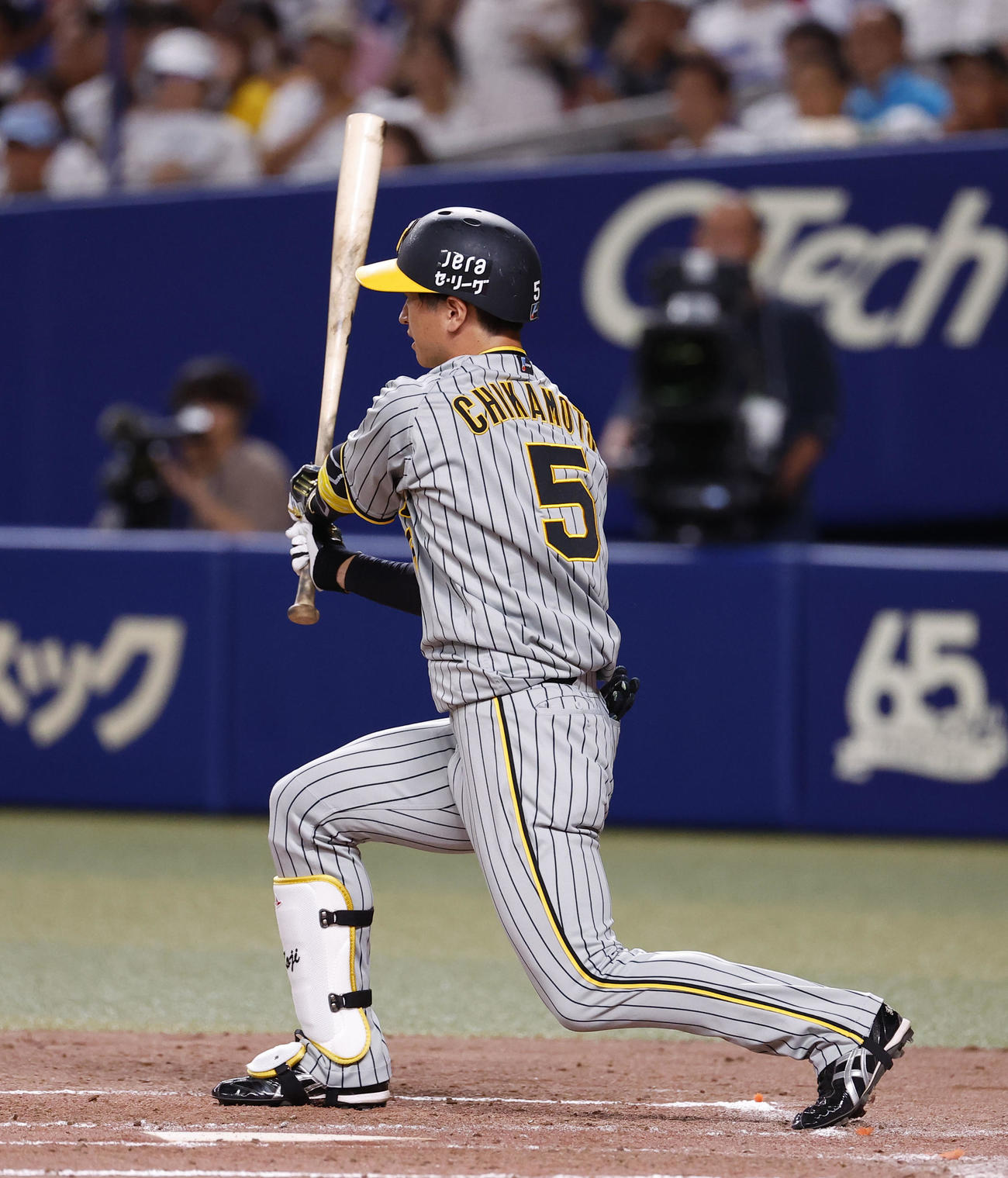 中日対阪神　3回表阪神1死二塁、近本が右翼線に適時二塁打を放つ（撮影・藤尾明華）