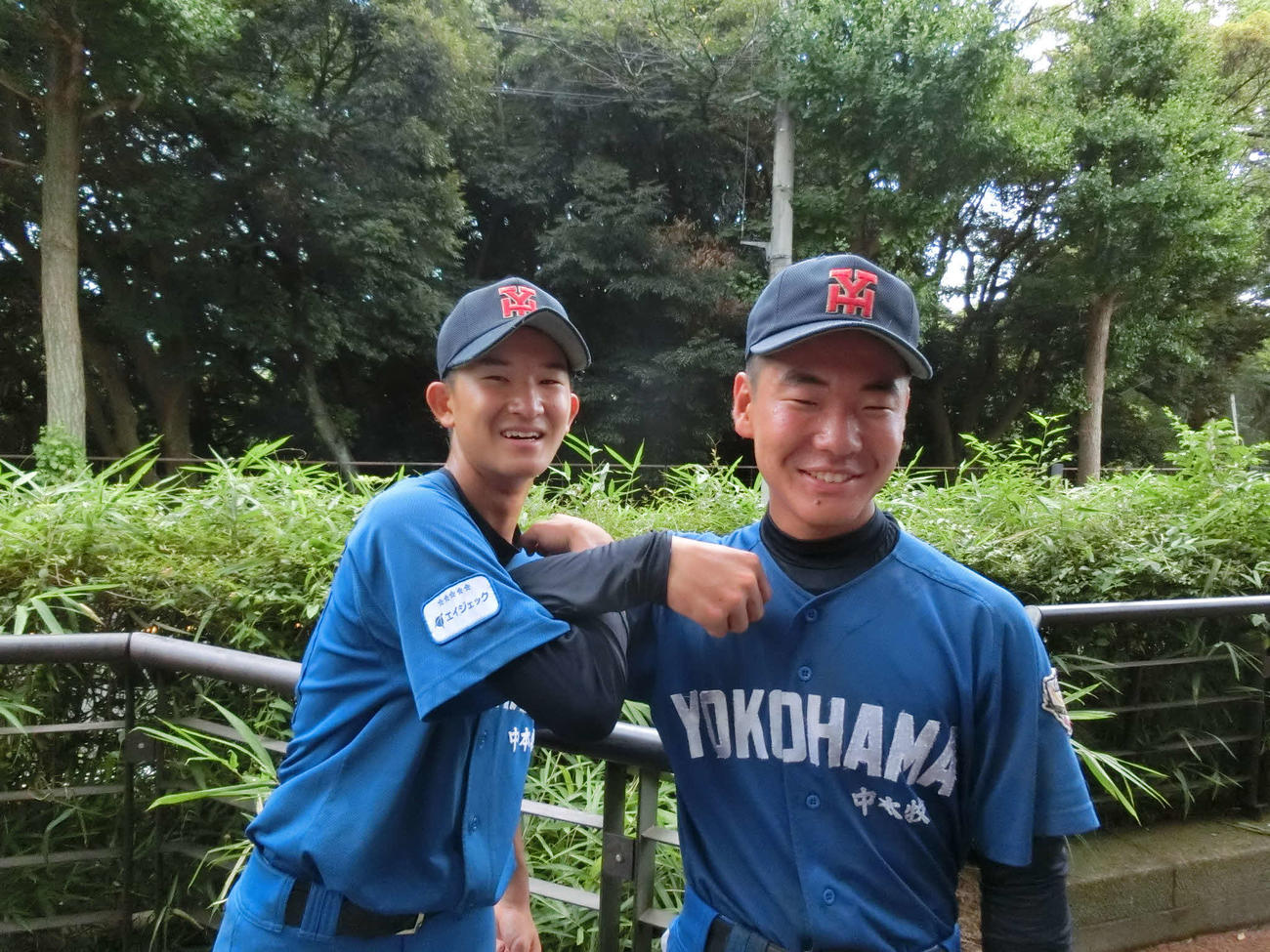 中本牧の2人。左から4回途中まで無失点の若杉と先制打の浅沼主将