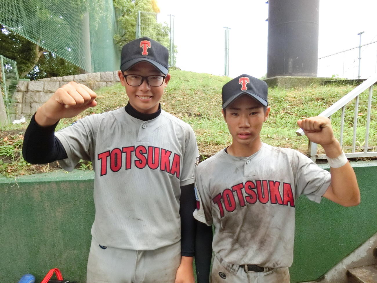 戸塚の2人。左から6回1失点の先発山口と3安打3打点の長澤