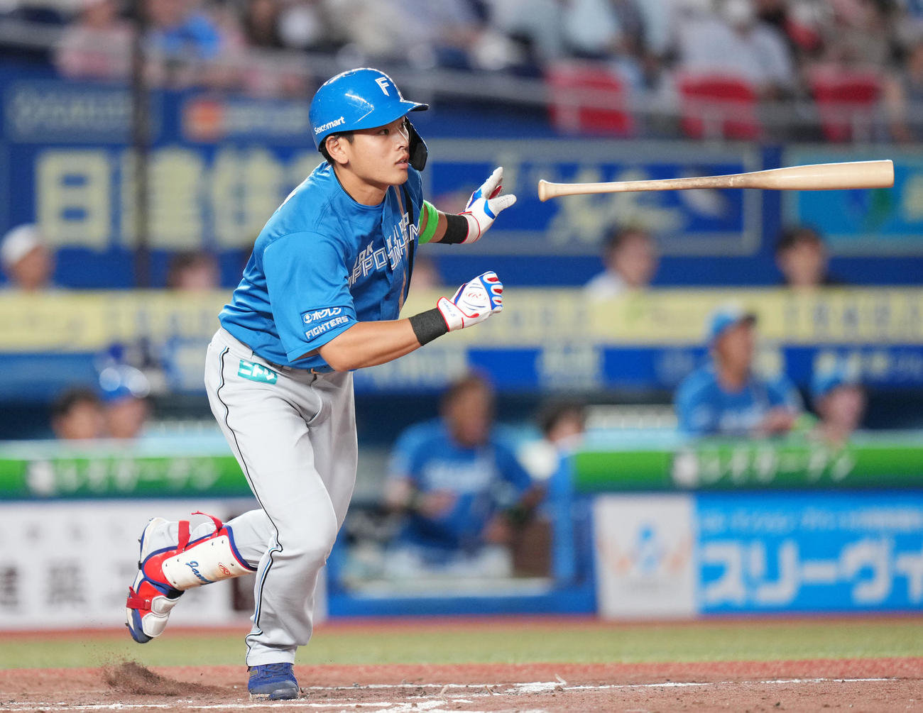 ロッテ対日本ハム　4回表日本ハム1死一、三塁、右中間へ適時二塁打を放つ野村（撮影・横山健太）