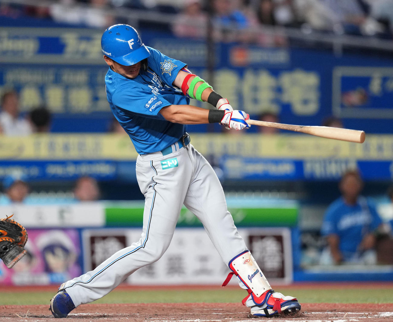ロッテ対日本ハム　4回表日本ハム1死一、三塁、右中間へ適時二塁打を放つ野村（撮影・横山健太）