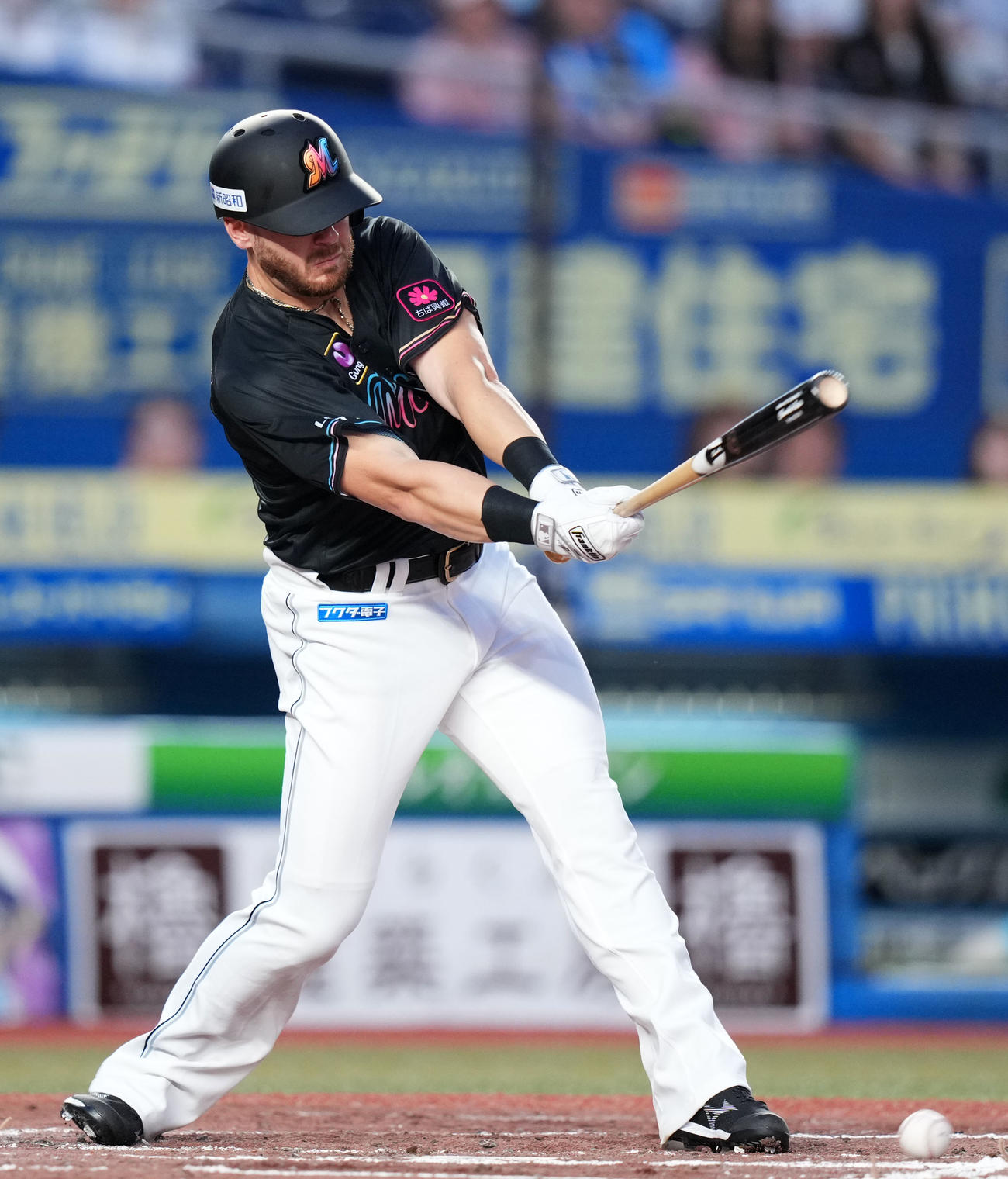 ロッテ対日本ハム　2回裏ロッテ無死一、二塁、進塁打となる三ゴロを放つブロッソ－（撮影・横山健太）