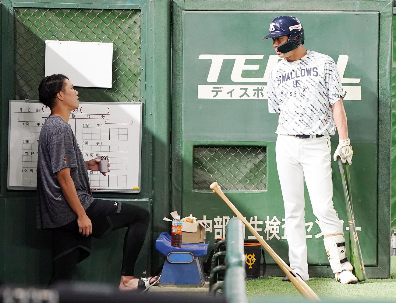 巨人対ヤクルト　試合前の練習で、坂本（左）と談笑する山田（撮影・狩俣裕三）
