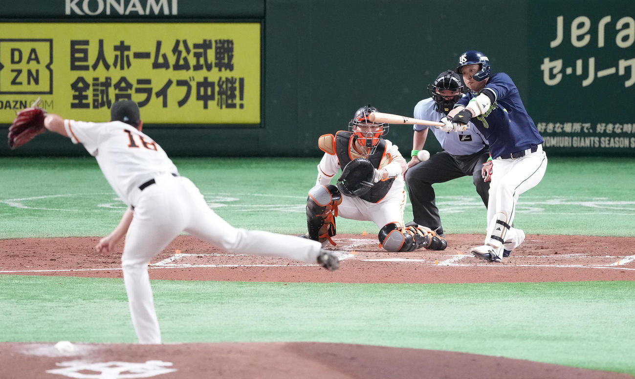 巨人対ヤクルト　3回表ヤクルト2死二塁、三ゴロに倒れる山田。投手菅野（撮影・鈴木みどり）