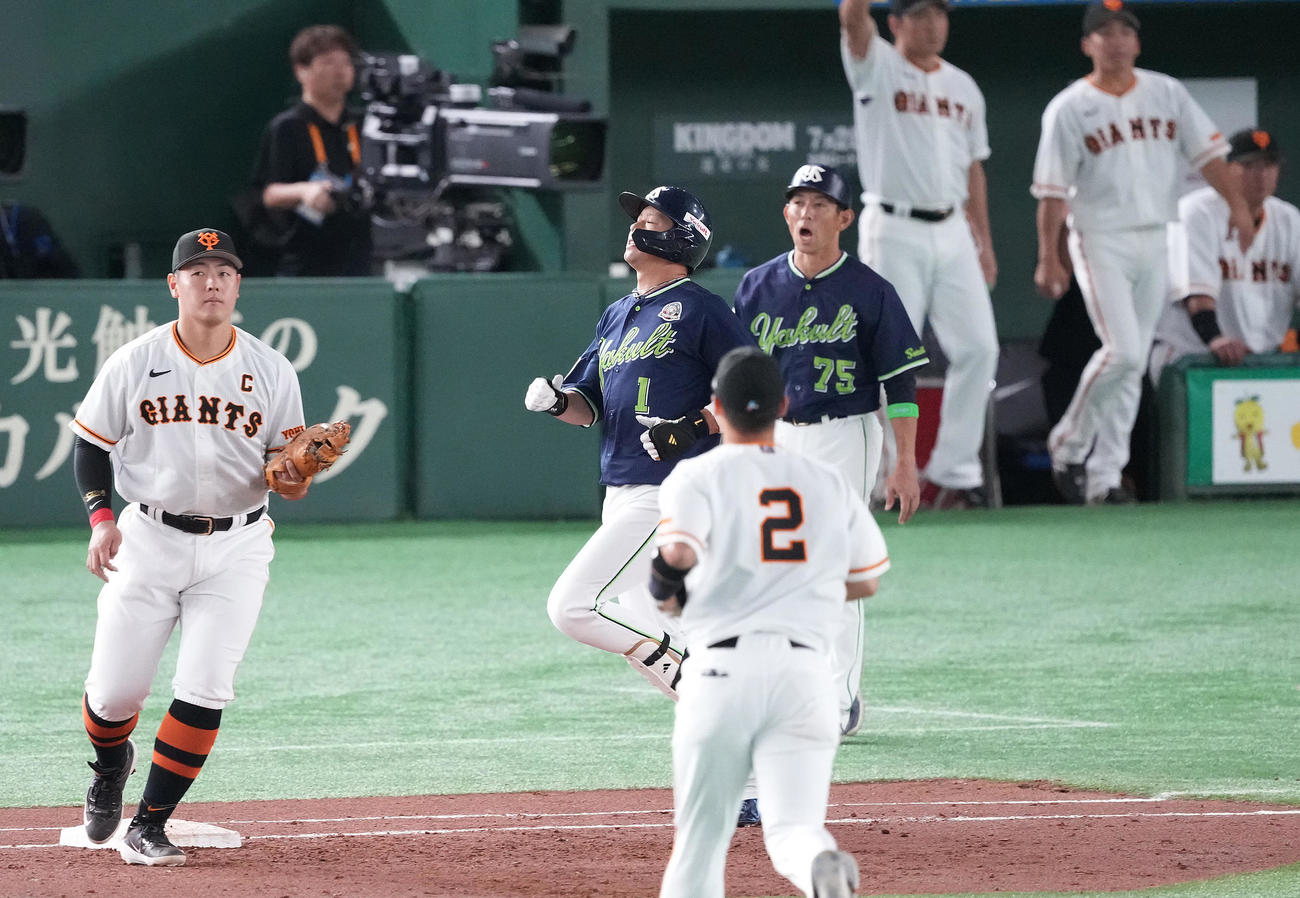 巨人対ヤクルト　3回表ヤクルト2死二塁、三ゴロに倒れる山田。一塁手岡本和（撮影・鈴木みどり）