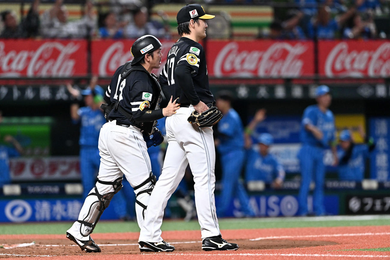 西武対ソフトバンク　4回裏西武2死一、三塁、古賀に2点適時二塁打を許し肩を落とす有原（右）と捕手甲斐（撮影・滝沢徹郎）