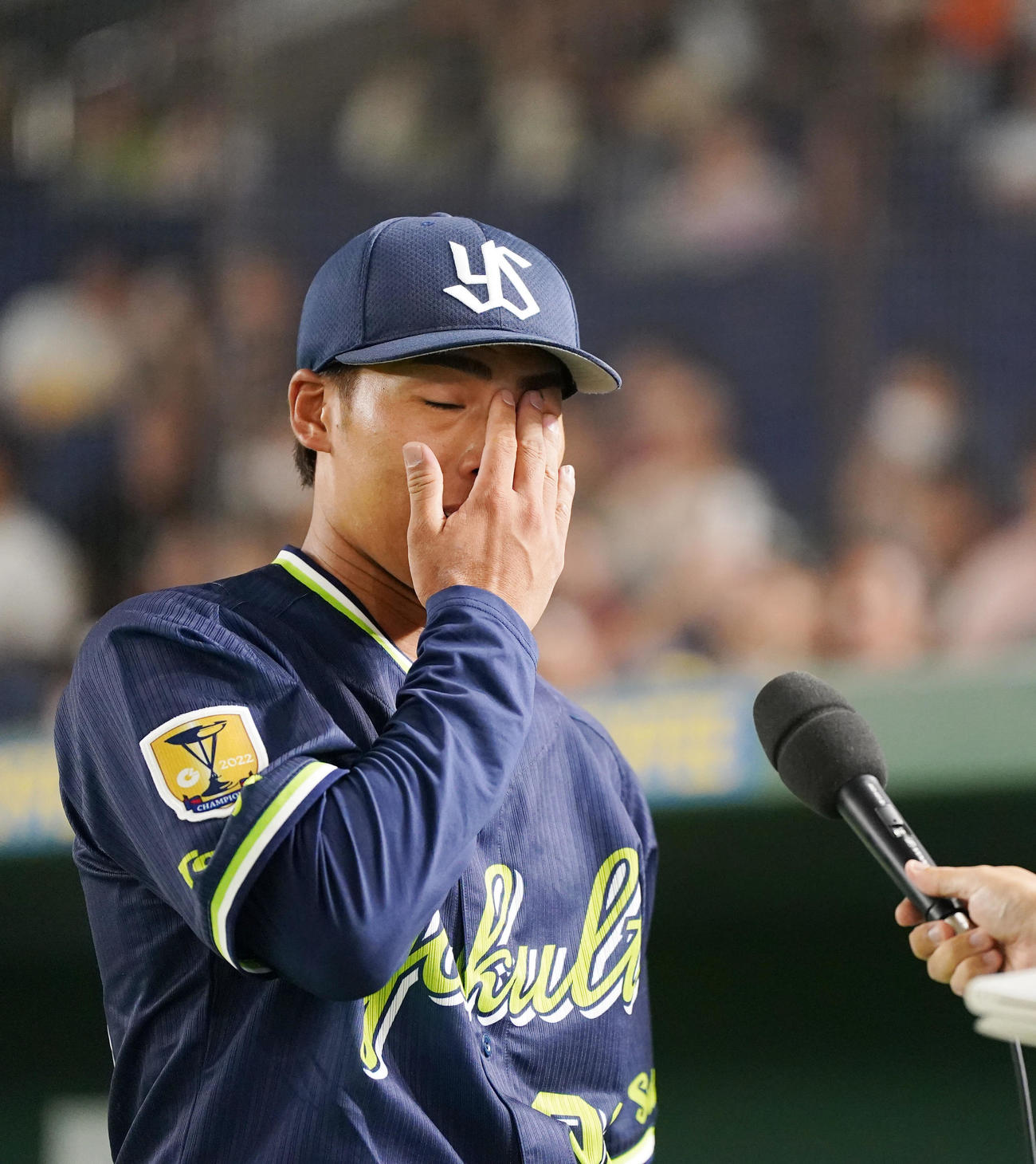 巨人対ヤクルト　プロ初勝利を挙げた山野はヒーローインタビューで涙を流す（撮影・狩俣裕三）
