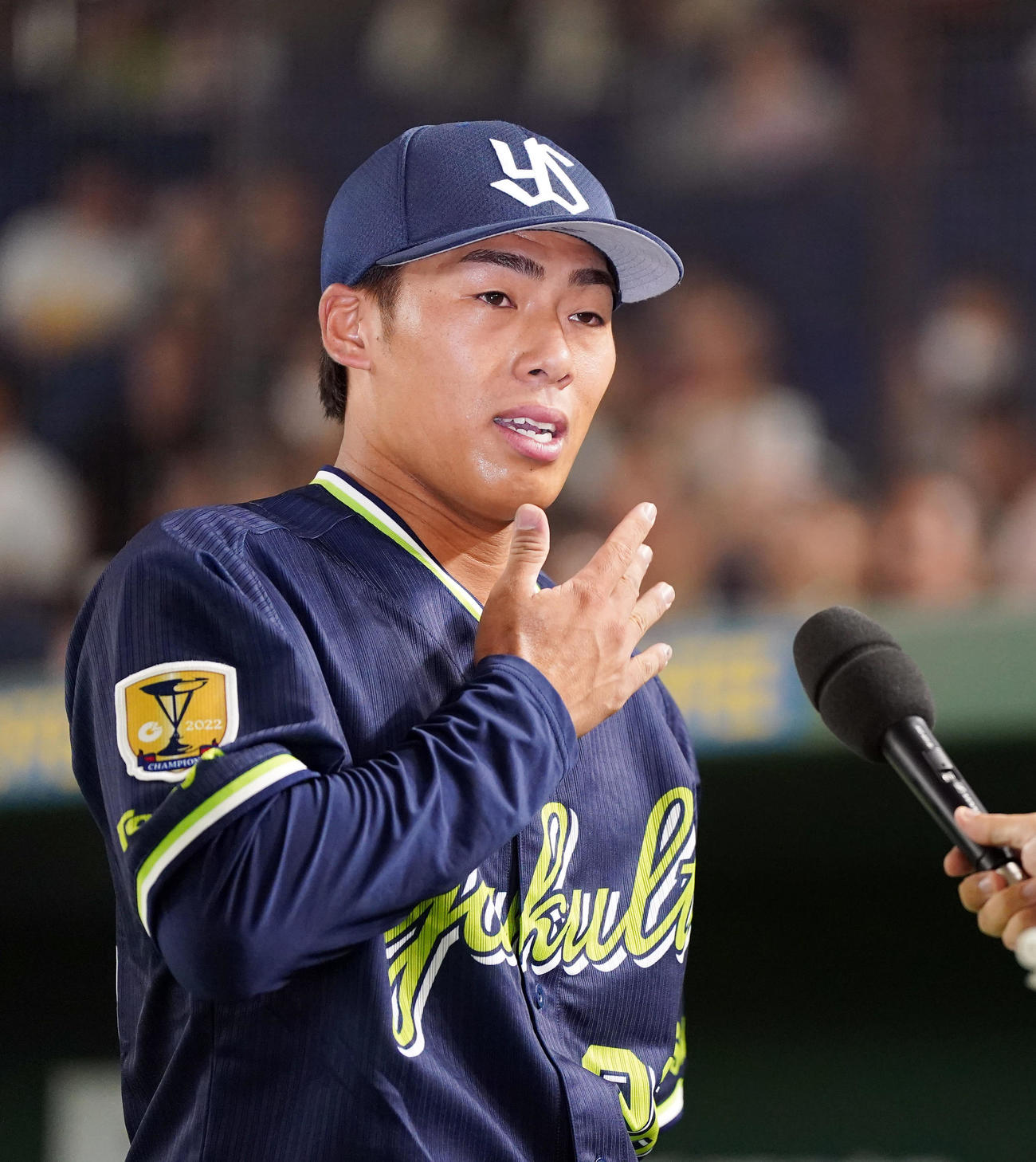 巨人対ヤクルト　プロ初勝利を挙げた山野はヒーローインタビューで涙を流す（撮影・狩俣裕三）
