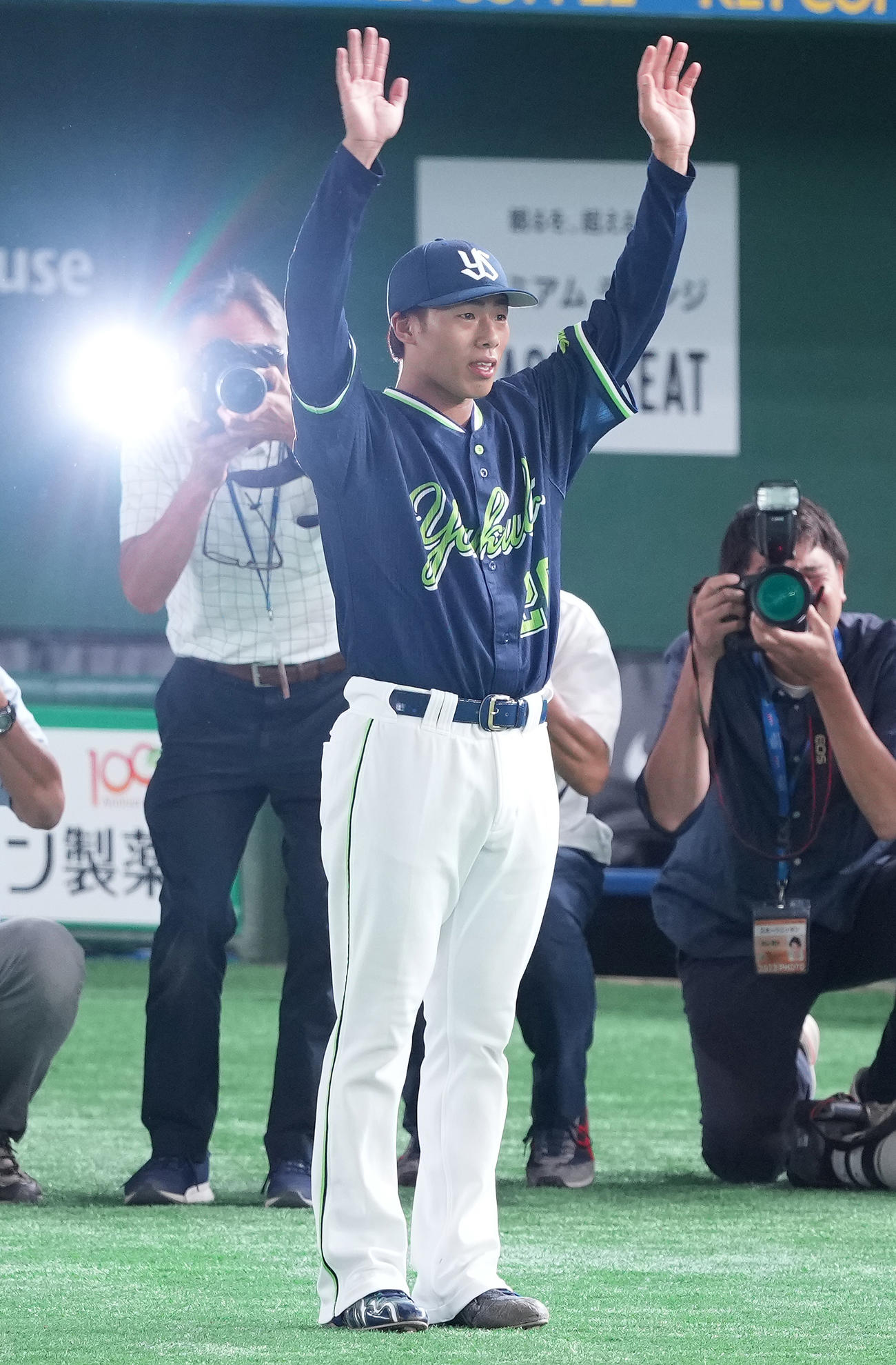 巨人対ヤクルト　プロ初勝利のヤクルト山野はファンの声援に応える（撮影・鈴木みどり）