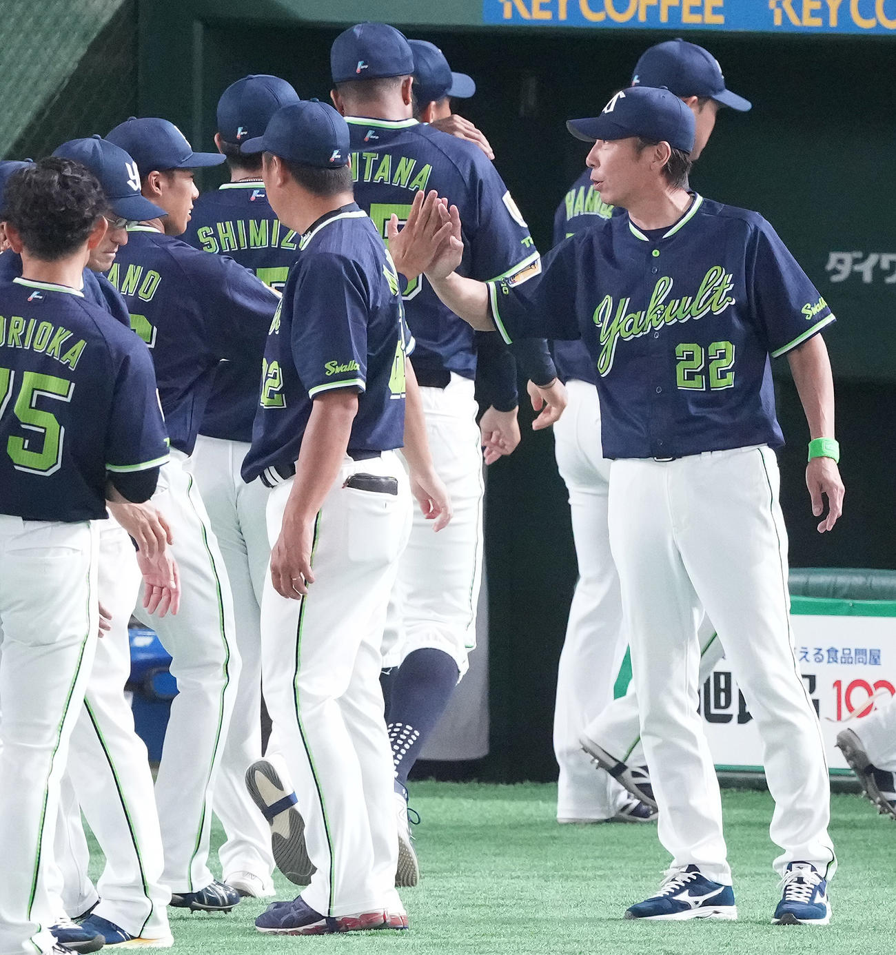 巨人対ヤクルト　プロ初勝利のヤクルト山野（を迎える高津監督（右）（撮影・鈴木みどり）