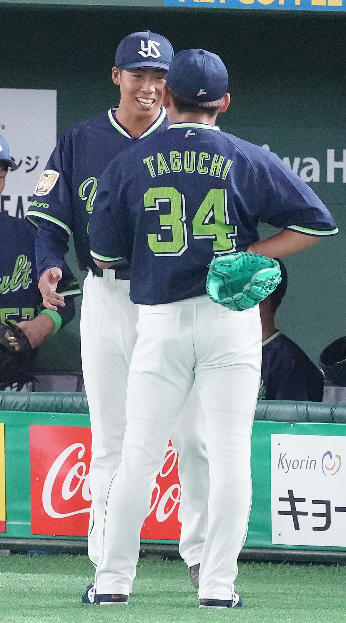 巨人対ヤクルト　プロ初勝利のヤクルト山野は笑顔。手前は田口（撮影・鈴木みどり）