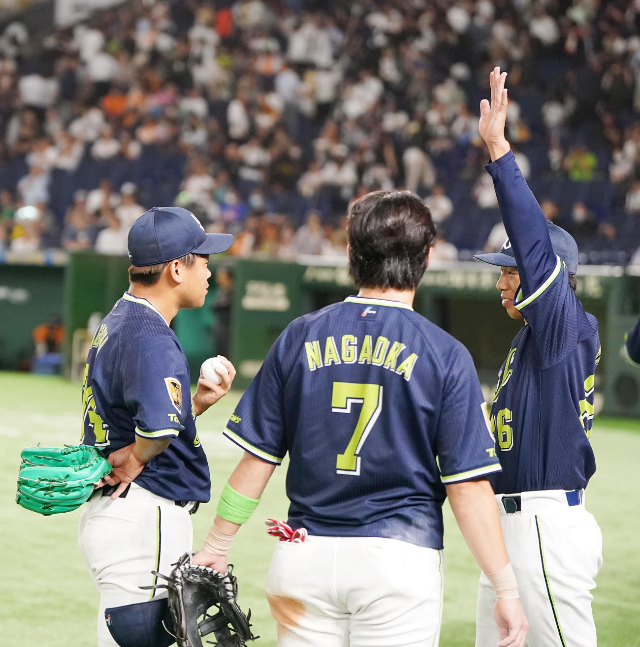巨人対ヤクルト　試合後、プロ初勝利を挙げた山野（右）は、田口（左）から勝利球を受け取る（撮影・狩俣裕三）