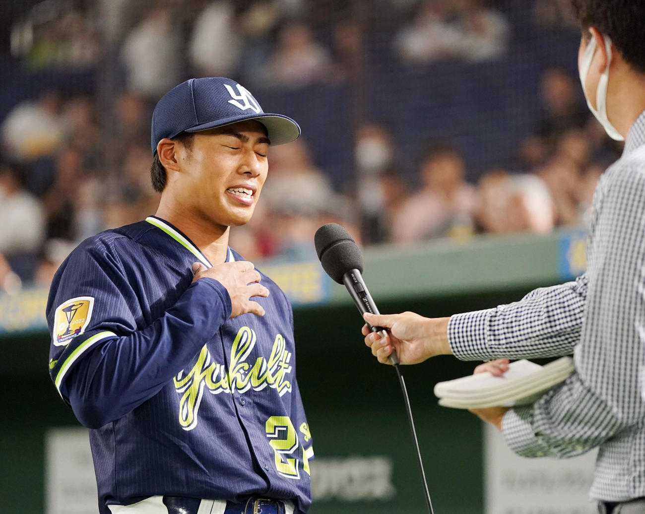 巨人対ヤクルト　プロ初勝利を挙げた山野はヒーローインタビューで涙を流す（撮影・狩俣裕三）