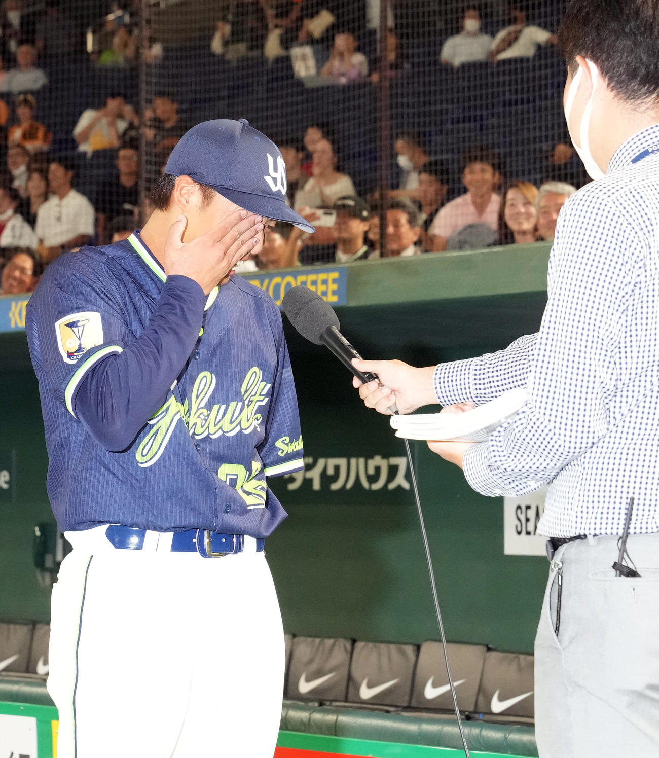 巨人対ヤクルト　プロ初勝利を挙げた山野はヒーローインタビューで涙を流す（撮影・狩俣裕三）