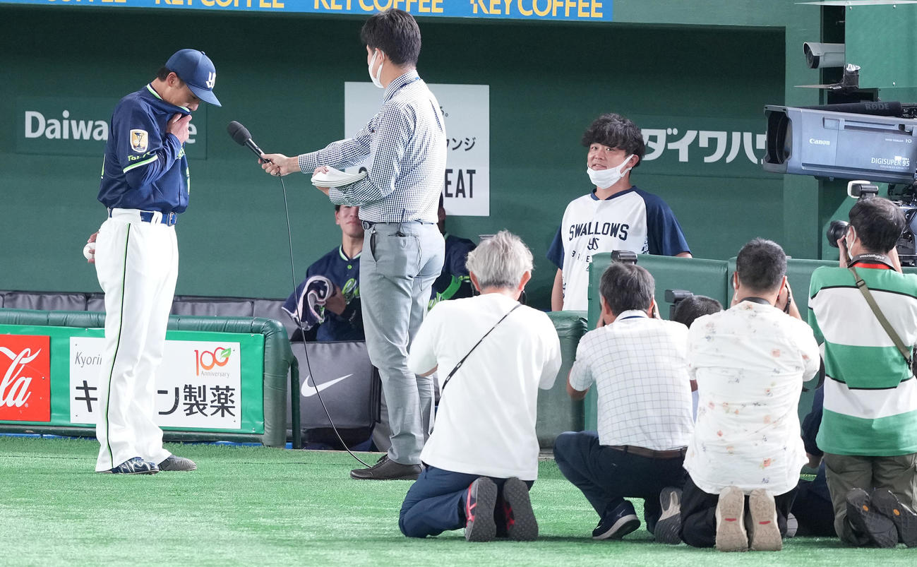 巨人対ヤクルト　プロ初勝利のヤクルト山野はヒーローインタビューで涙する（撮影・鈴木みどり）