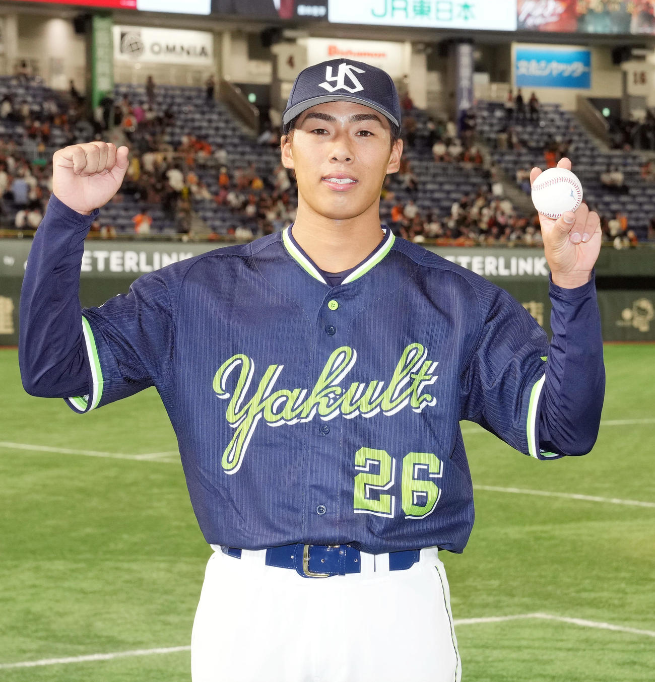 巨人対ヤクルト　プロ初勝利を挙げウイニングボールを手に記念撮影をする山野（撮影・狩俣裕三）