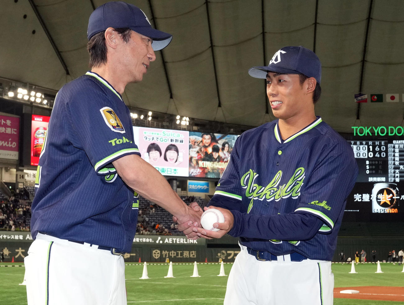 巨人対ヤクルト　プロ初勝利を挙げ、高津監督（左）と握手を交わす山野（撮影・狩俣裕三）