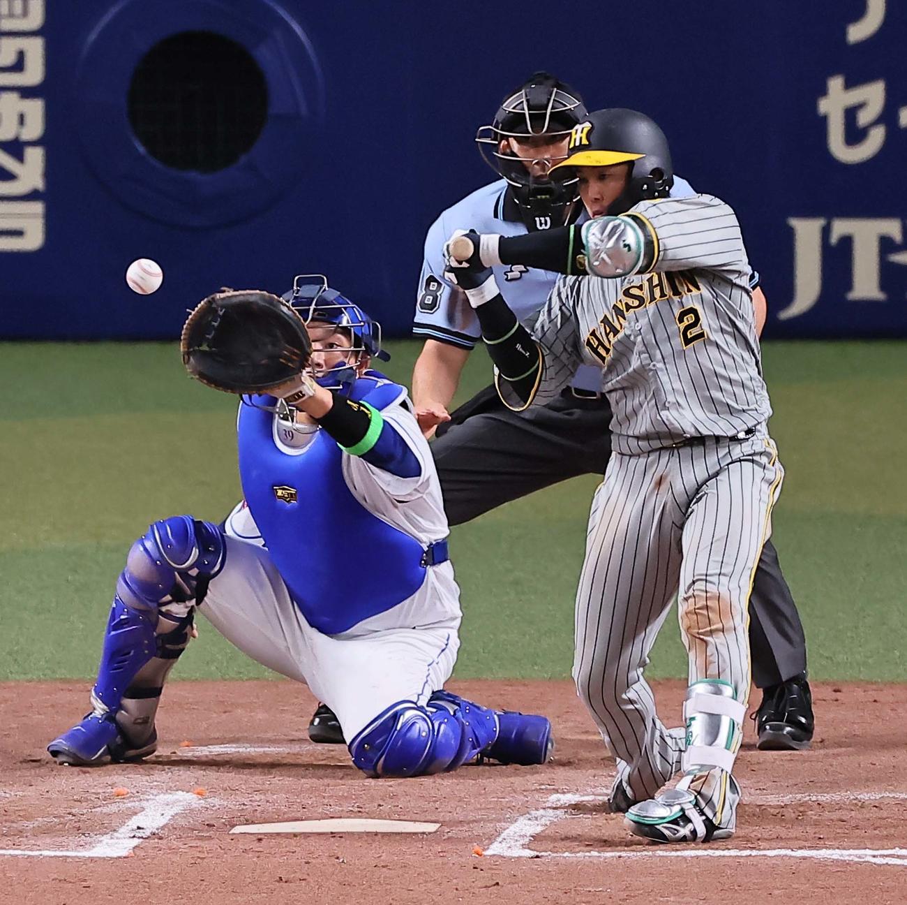 中日対阪神　6回表阪神1死満塁、梅野は押し出し四球を選ぶ（撮影・上田博志）