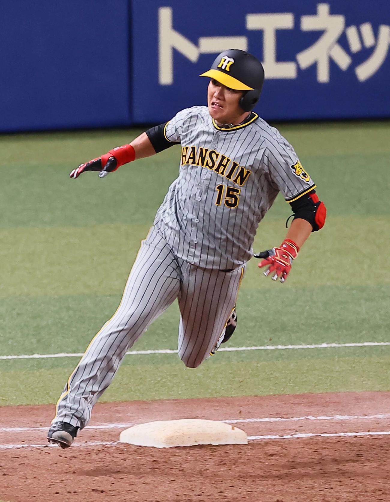 中日対阪神　6回表阪神2死満塁、西純は右へ3点適時二塁打を放つ（撮影・上田博志）