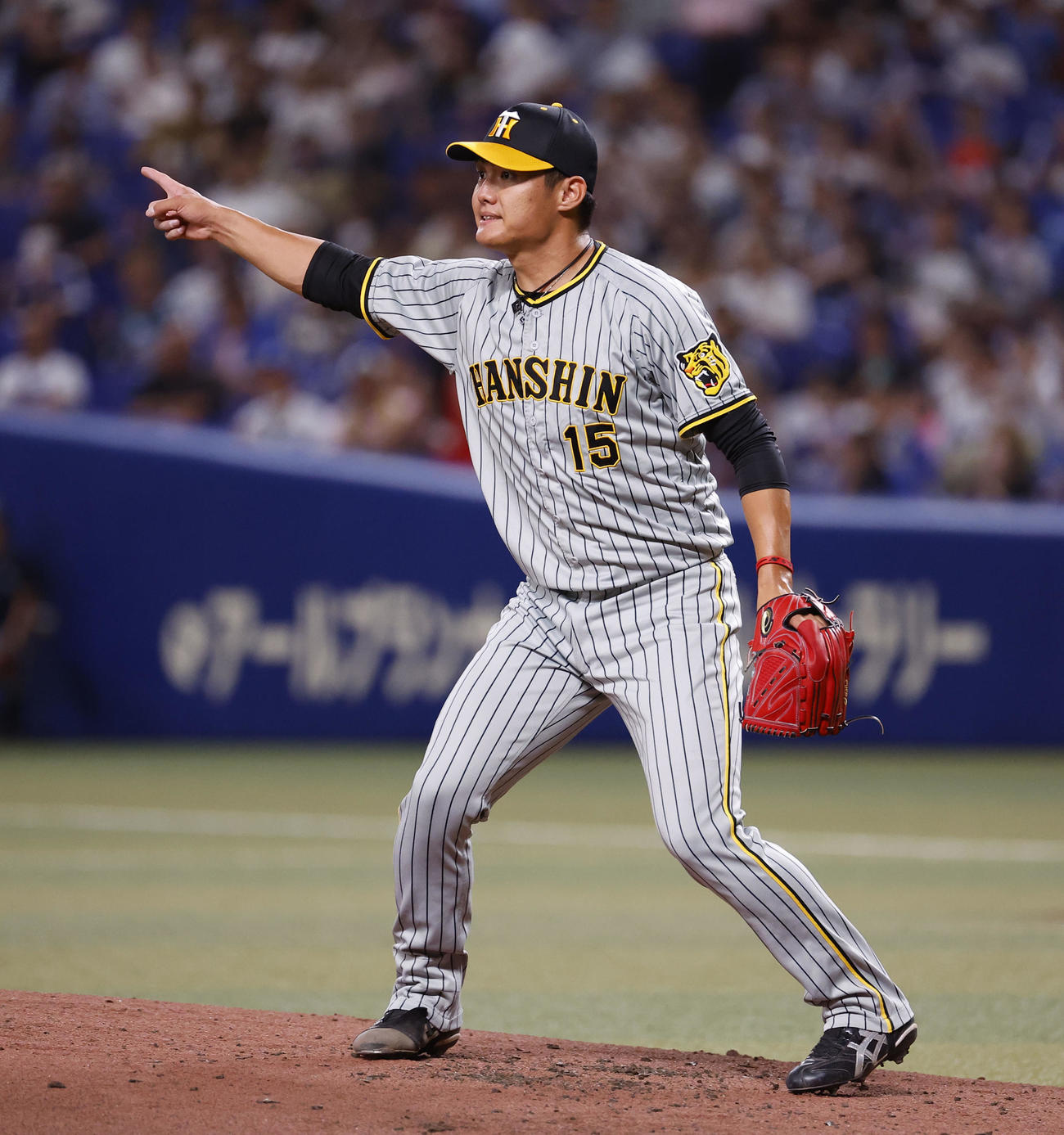 中日対阪神　1回裏中日1死一、三塁、石川昂を三ゴロに打ち取り二塁を指さす西純（撮影・藤尾明華）