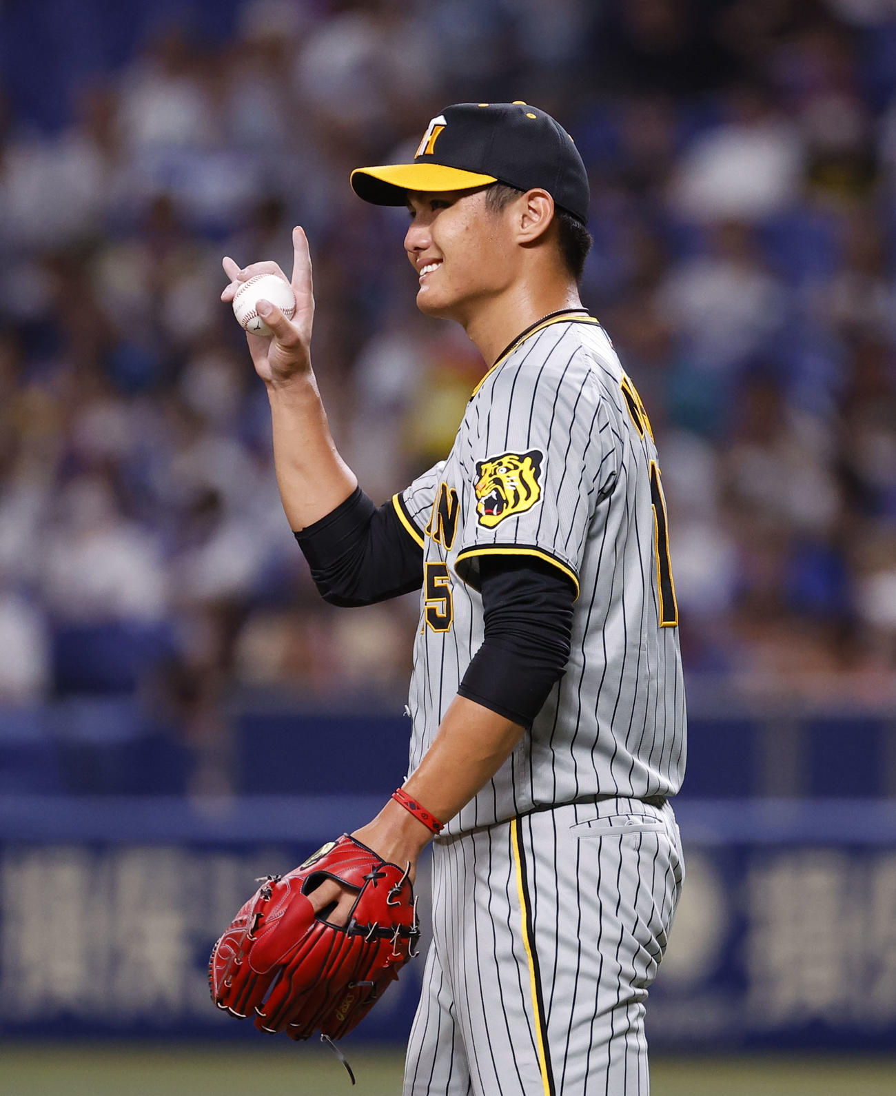中日対阪神　5回裏、マウンドで笑顔を見せる西純（撮影・藤尾明華）