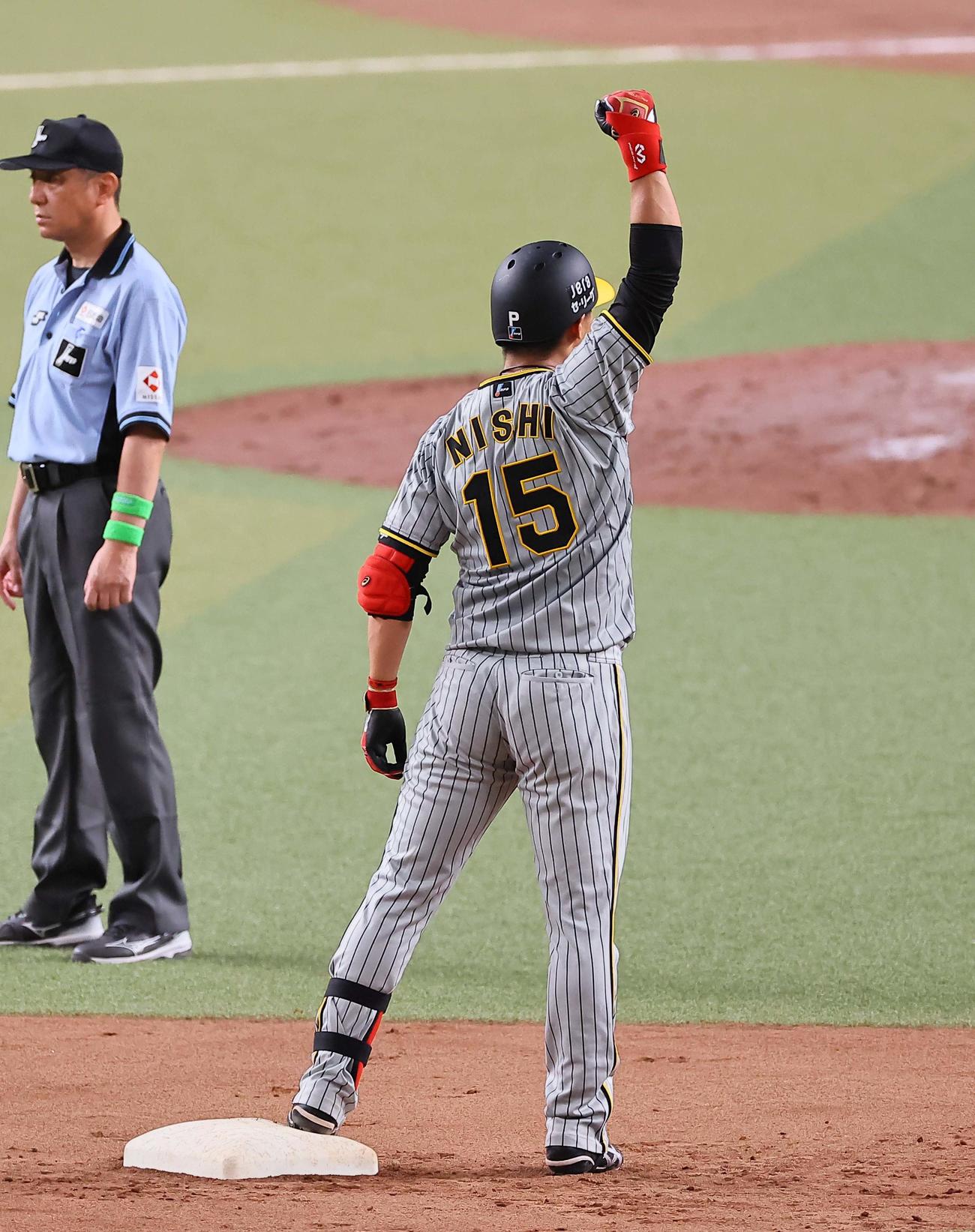 中日対阪神　6回表阪神2死満塁、西純は右へ3点適時二塁打を放つ（撮影・上田博志）