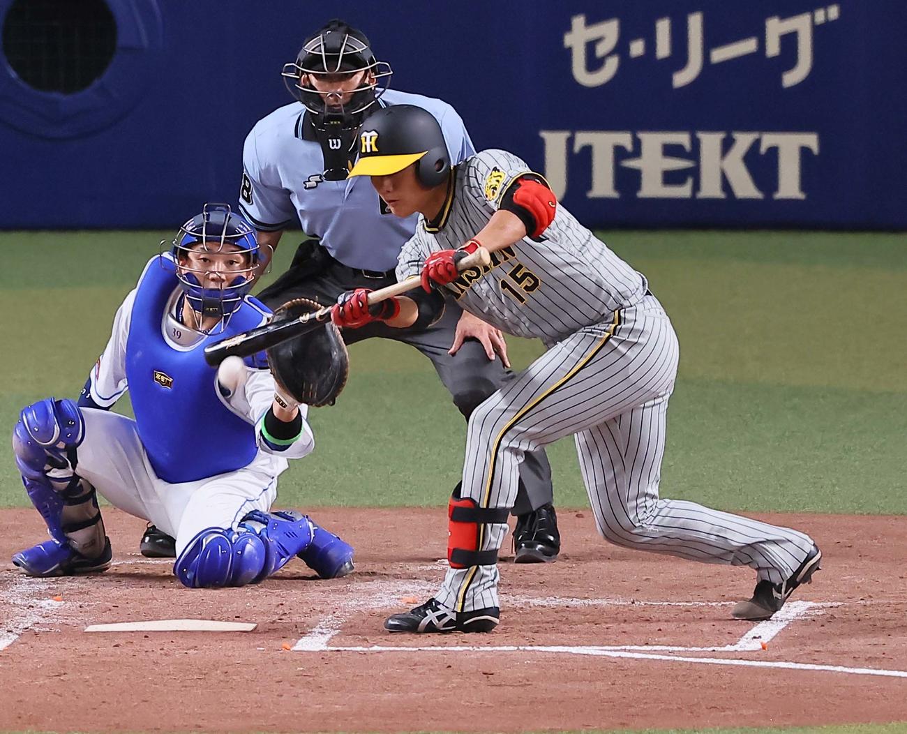 中日対阪神　3回表阪神無死一塁、西純は送りバントを決める（撮影・上田博志）