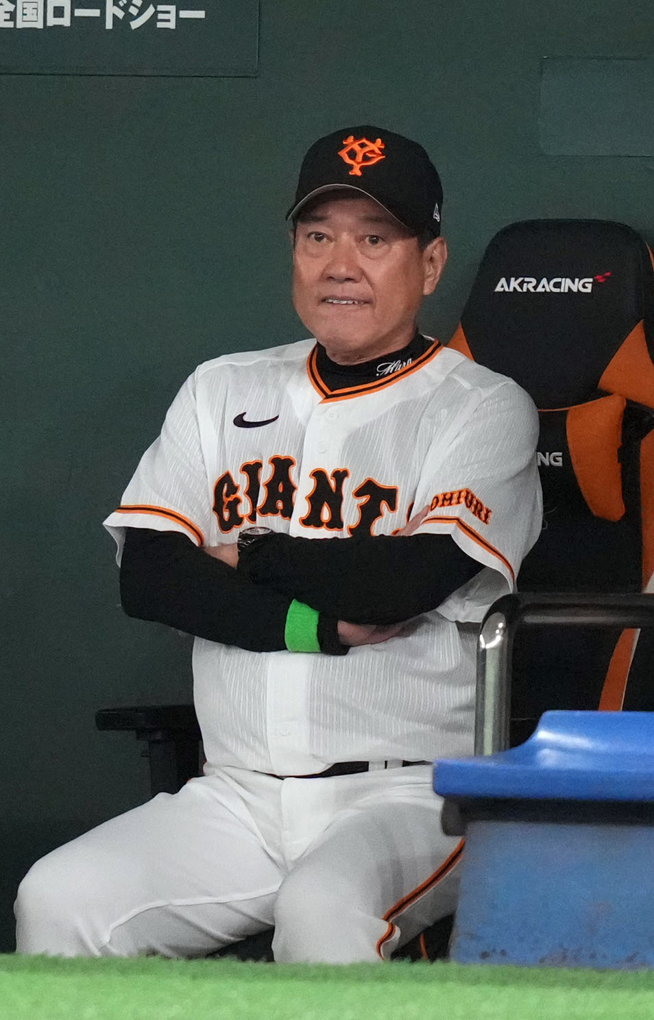 巨人対ヤクルト　9回表を終え、厳しい表情を見せる原監督（撮影・狩俣裕三）