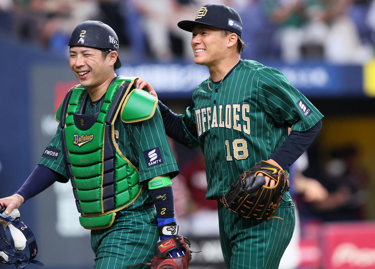 オリックス対楽天　6回表楽天1死一、三塁、フランコを三ゴロ併殺に仕留めた山本（右）は若月と笑顔を見せる（撮影・加藤哉）