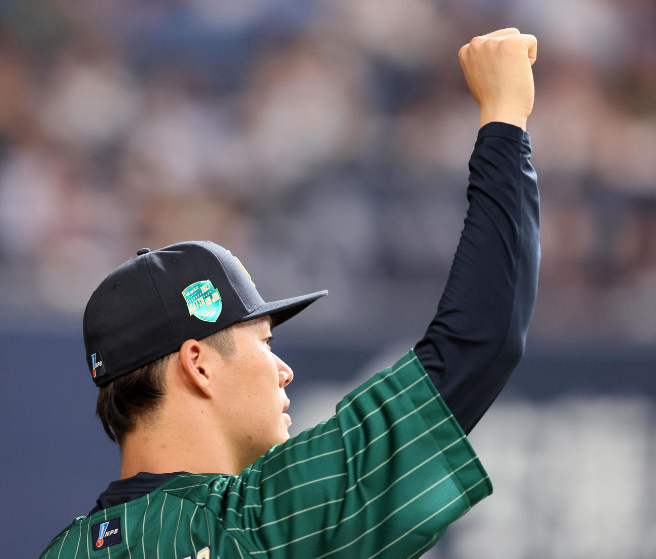 オリックス対楽天　3回裏オリックス2死二塁、紅林の左適時二塁打で先制しベンチ前でガッツポーズを見せる山本（撮影・加藤哉）
