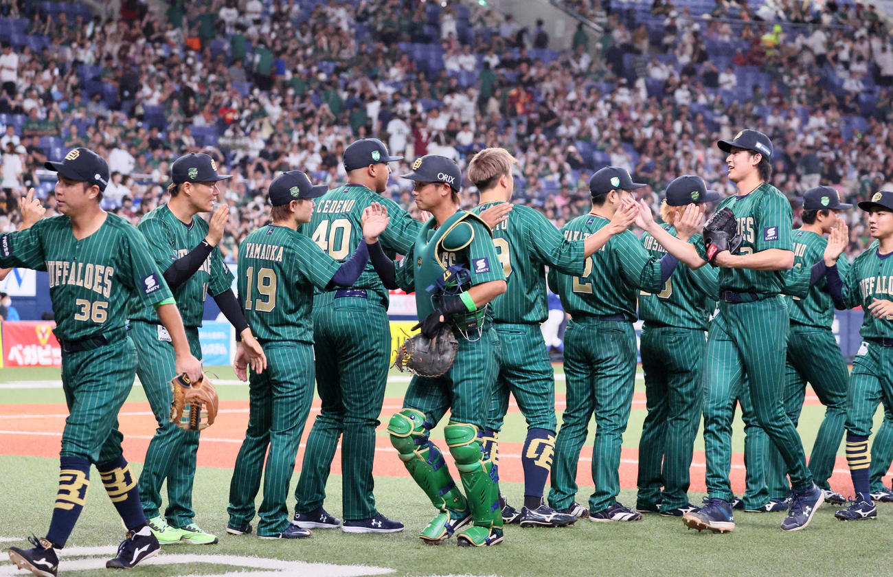 オリックス対楽天　楽天に勝利しナインを迎える山本（撮影・加藤哉）