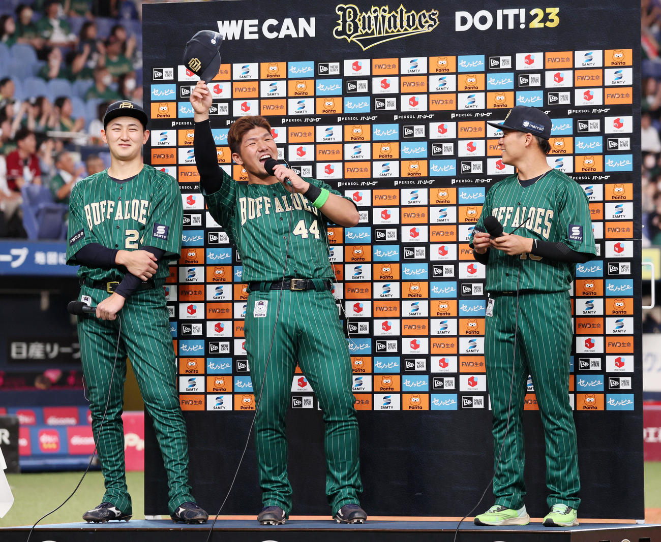 オリックス対楽天　楽天に勝利しお立ち台の上からスタンドへあいさつする頓宮。左は紅林、右は山本（撮影・加藤哉）