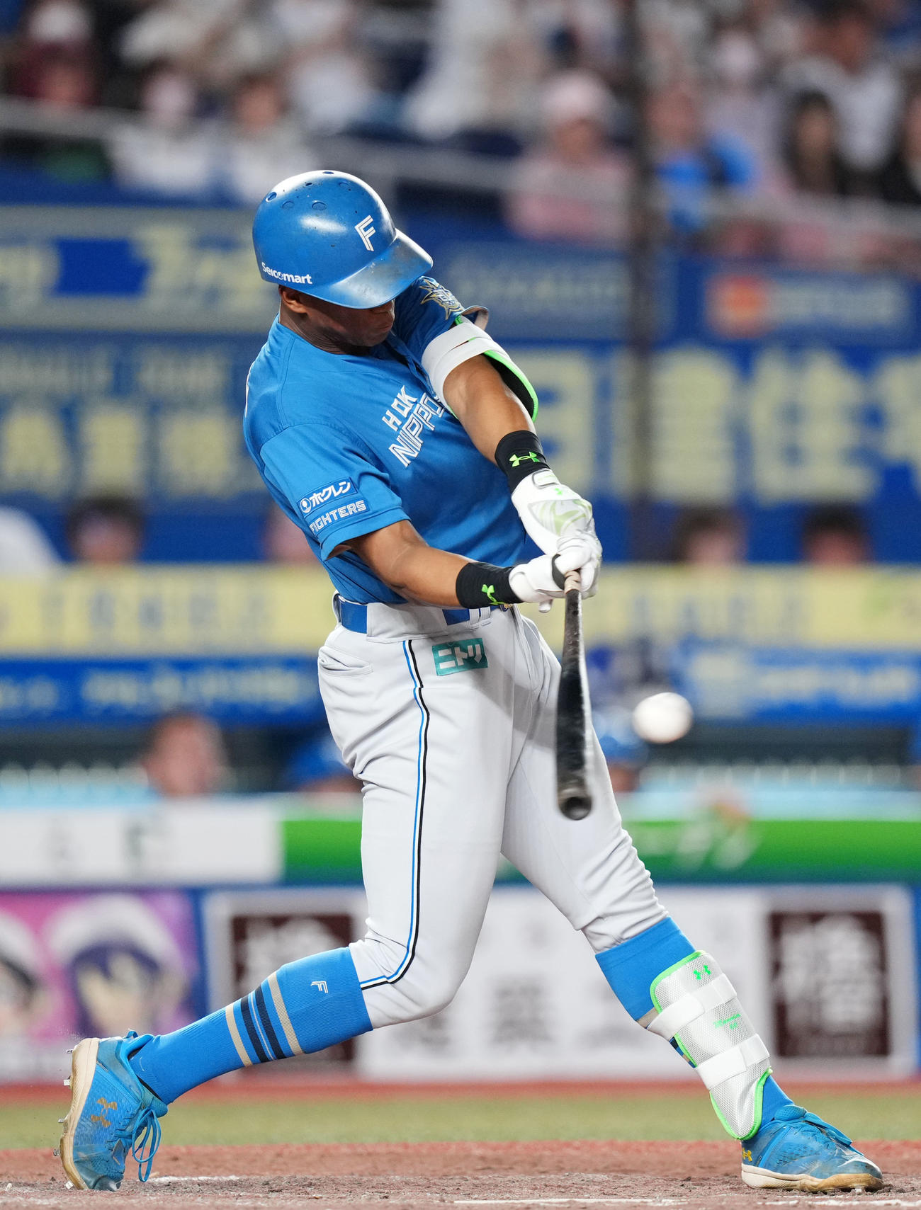 ロッテ対日本ハム　9回表日本ハム無死、右中間へ本塁打を放つ万波（撮影・横山健太）