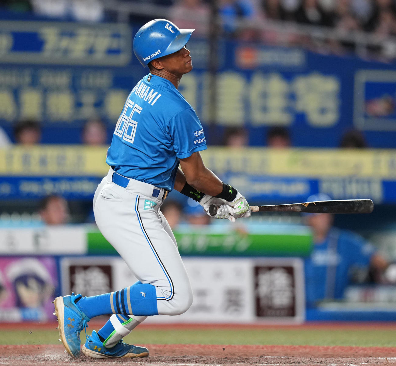 ロッテ対日本ハム　9回表日本ハム無死、右中間へ本塁打を放つ万波（撮影・横山健太）