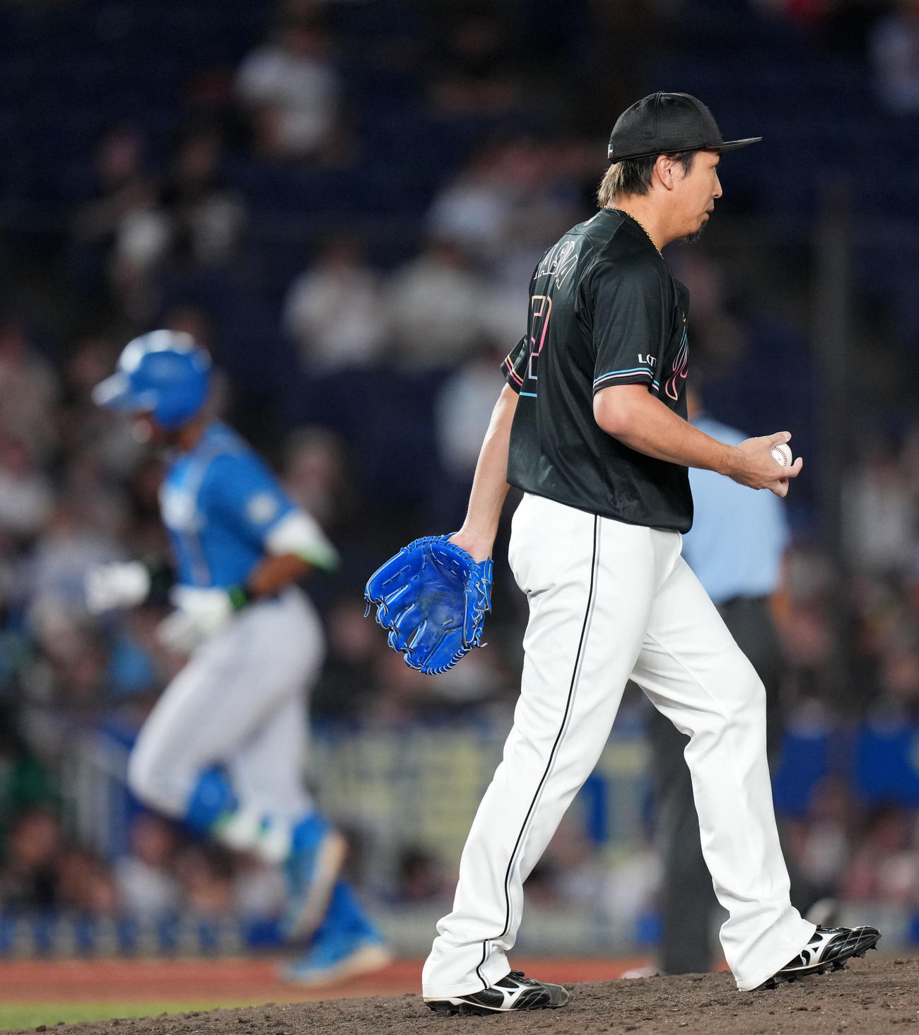ロッテ対日本ハム　9回表日本ハム無死、万波に右中間へ本塁打を浴び肩を落とす益田（撮影・横山健太）