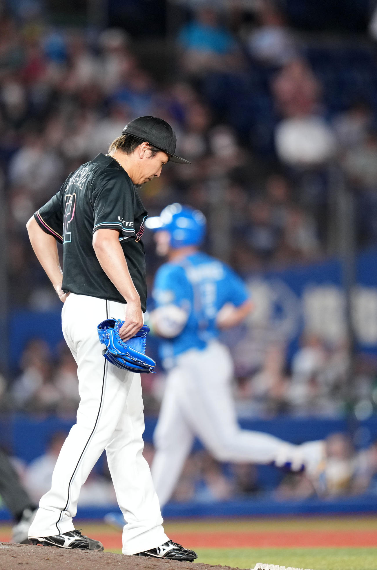 ロッテ対日本ハム　9回表日本ハム無死、マルティネスに右中間へ本塁打を浴び肩を落とす益田（撮影・横山健太）
