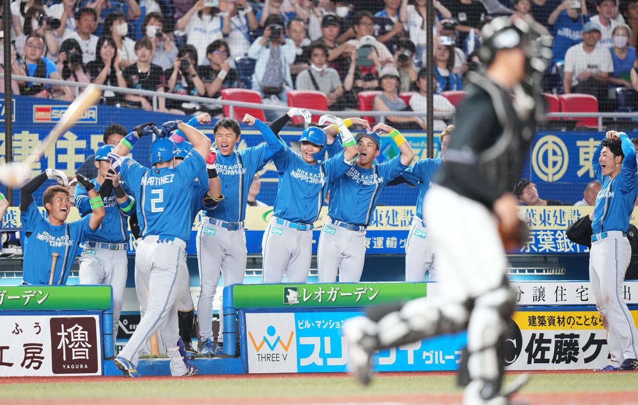 ロッテ対日本ハム　9回表日本ハム無死、右中間へ本塁打を放ったマルティネスを迎える日本ハムナイン（撮影・横山健太）