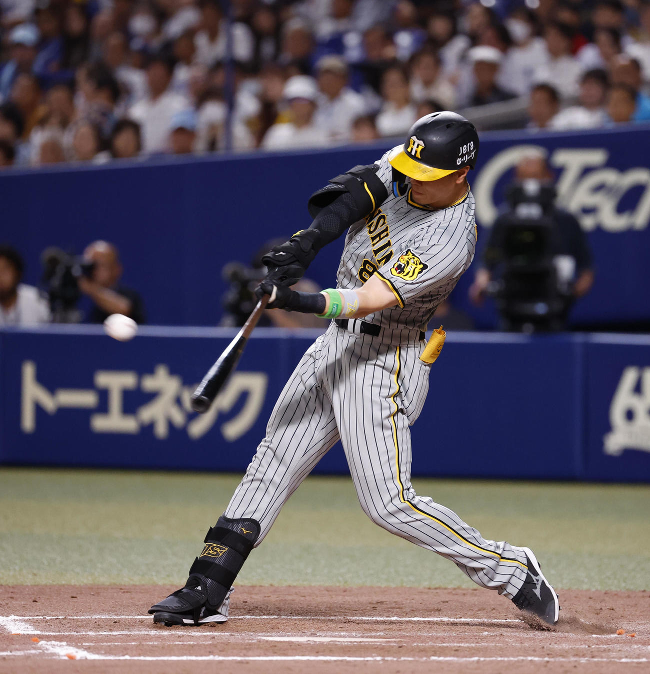 中日対阪神　7回表阪神1死一、二塁、佐藤輝が中越えに3点本塁打を放つ（撮影・藤尾明華）