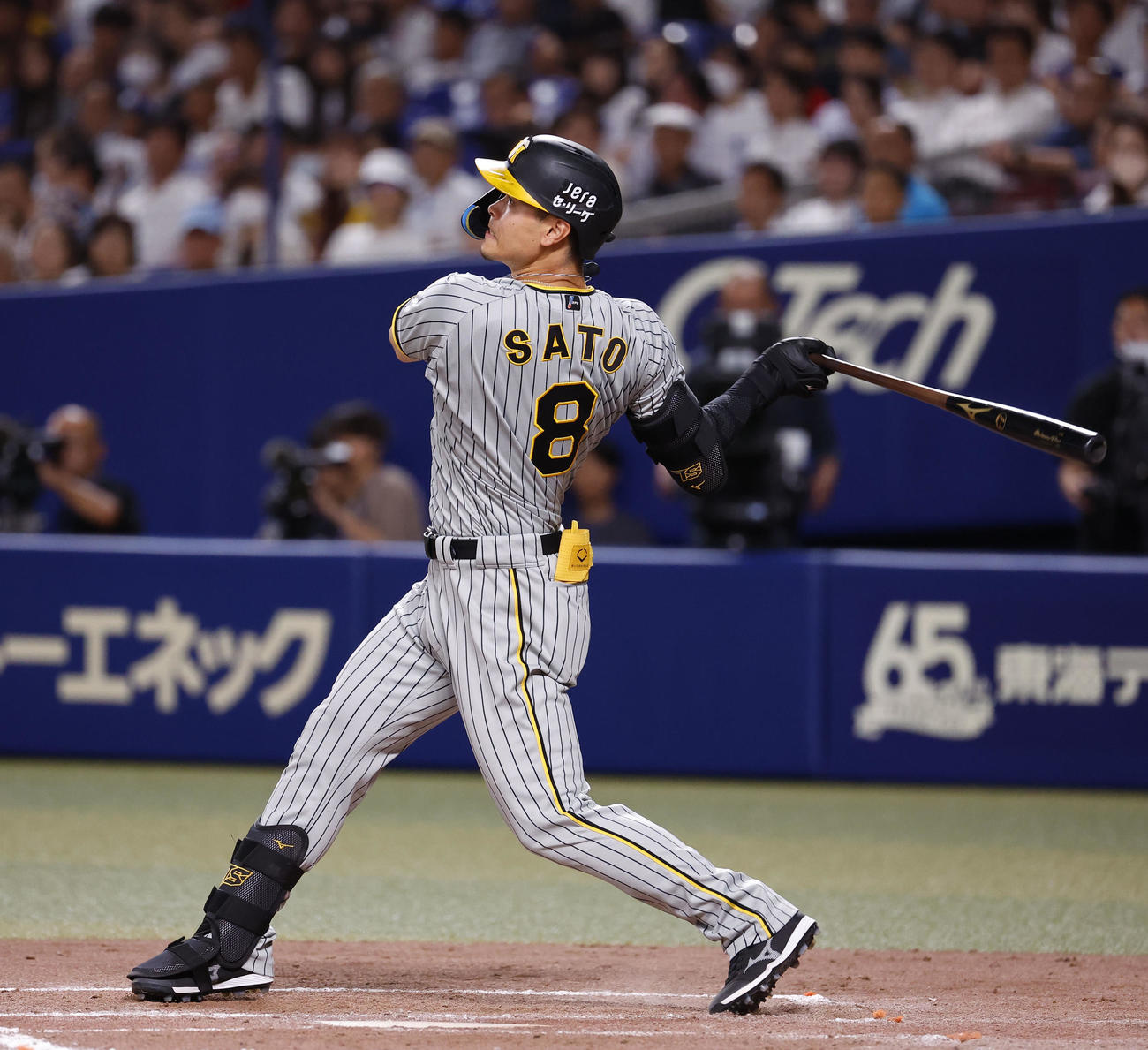 中日対阪神　7回表阪神1死一、二塁、佐藤輝が中越えに3点本塁打を放つ（撮影・藤尾明華）